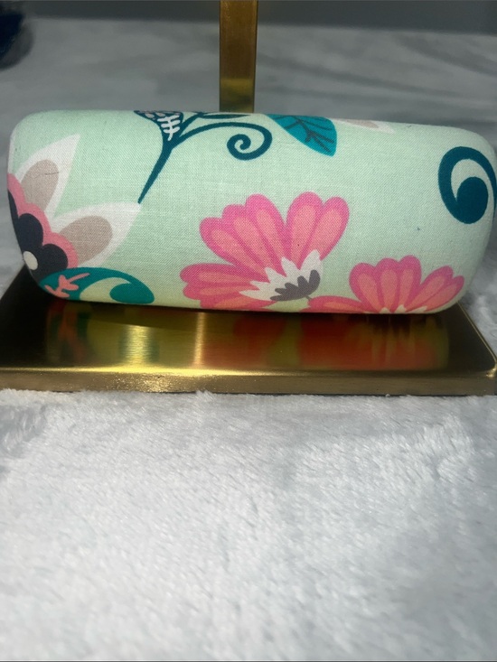 Vera Bradley Accessories - Vera Bradley hard clamshell eyeglass case